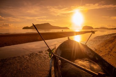 Tayland 'da Prachuap Khiri Khan, Tayland, Hua Hin, Aralık 2022' de Dolphin Körfezi 'nde Sam Roi Yot adresinde bir balıkçı teknesi.