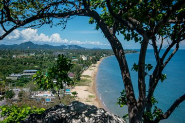 Thailand, Tayland 'da Prachuap Khiri Han' ın Hua Hin kenti yakınlarındaki Khao Kalok ve Pranburi köylerindeki Khao Kalok Sahili, Hua Hin, Aralık 2022