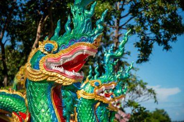 Tayland 'ın Pak Nam köyü yakınlarındaki Wat Khao Noi ve Tayland' ın Prachuap Khiri Khan kenti yakınlarındaki Pranburi kasabası, Hua Hin, Aralık 2022