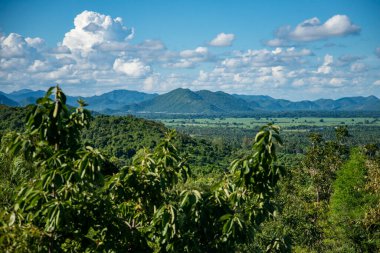 Pranburi kasabası yakınlarındaki Wat Khao Khiao 'da Tayland' ın Prachuap Khiri Khan kenti yakınlarında Hua Hin, Aralık 2022