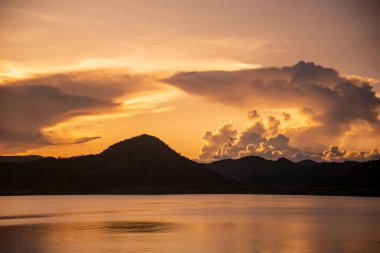 Pran Buri Barajı 'ndaki Peyzaj ve Doğa ya da Pranburi yakınlarındaki Mae Nam Pran Buri Tayland, Tayland, Hua Hin, Aralık 2022