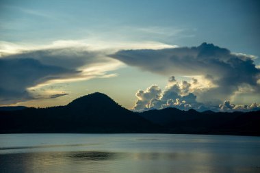 Pran Buri Barajı 'ndaki Peyzaj ve Doğa ya da Pranburi yakınlarındaki Mae Nam Pran Buri Tayland, Tayland, Hua Hin, Aralık 2022