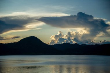 Pran Buri Barajı 'ndaki Peyzaj ve Doğa ya da Pranburi yakınlarındaki Mae Nam Pran Buri Tayland, Tayland, Hua Hin, Aralık 2022