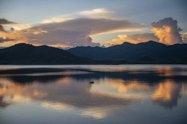 Pran Buri Barajı 'ndaki Peyzaj ve Doğa ya da Pranburi yakınlarındaki Mae Nam Pran Buri Tayland, Tayland, Hua Hin, Aralık 2022