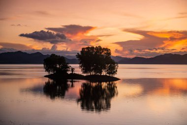 Pran Buri Barajı 'ndaki Peyzaj ve Doğa ya da Pranburi yakınlarındaki Mae Nam Pran Buri Tayland, Tayland, Hua Hin, Aralık 2022