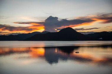 Pran Buri Barajı 'ndaki Peyzaj ve Doğa ya da Pranburi yakınlarındaki Mae Nam Pran Buri Tayland, Tayland, Hua Hin, Aralık 2022