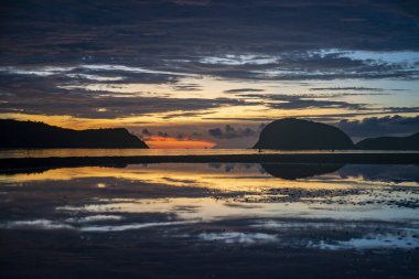 Prachuap Khiri Khan, Tayland 'da, Hua Hin, Aralık 2022' de Dolphin Körfezi 'nde, Prachuap Khiri Han' ın manzarası ve Dolphin Körfezi 'nde bir sabah.