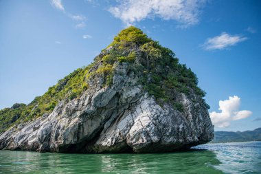 Manzara 'daki Ko Kho Ram Adası ve Tayland' daki Prachuap Khiri Han 'daki Sam Roi Yot Şapkası' ndaki Dolphin Körfezi sahili, Hua Hin, Aralık 2022