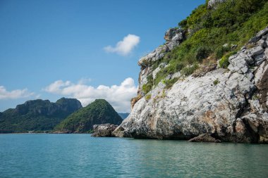 Manzara 'daki Ko Kho Ram Adası ve Tayland' daki Prachuap Khiri Han 'daki Sam Roi Yot Şapkası' ndaki Dolphin Körfezi sahili, Hua Hin, Aralık 2022