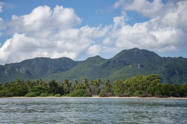 Tayland 'da Prachuap Khiri Khan ili' ndeki Dolphin Körfezi manzarası ve Sahili. Tayland, Hua Hin, Aralık 2022