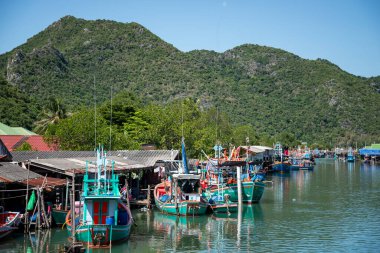Tayland 'ın Prachuap Khiri Khan ilindeki Sam Roi Yot Milli Parkı' ndaki Phraya Nakhon 'daki Bang Pu Balıkçı Köyü, Hua Hin, Aralık 2022