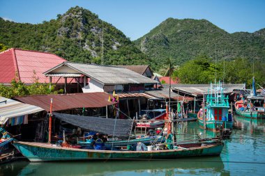 Tayland 'ın Prachuap Khiri Khan ilindeki Sam Roi Yot Milli Parkı' ndaki Phraya Nakhon 'daki Bang Pu Balıkçı Köyü, Hua Hin, Aralık 2022
