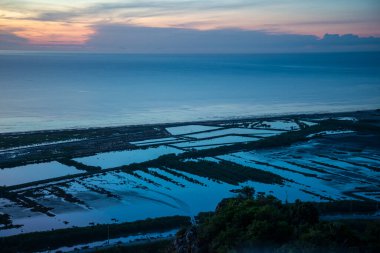 Tayland, Tayland, Hua Hin 'de Prachuap Khiri Khan ilindeki Sam Roi Yot Milli Parkı' ndaki Khao Daeng köyündeki manzara ve manzara, Kasım 2022