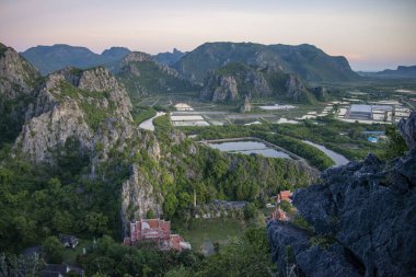 Tayland, Tayland, Hua Hin 'de Prachuap Khiri Khan ilindeki Sam Roi Yot Milli Parkı' ndaki Khao Daeng köyündeki manzara ve manzara, Kasım 2022