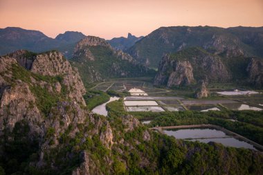 Tayland, Tayland, Hua Hin 'de Prachuap Khiri Khan ilindeki Sam Roi Yot Milli Parkı' ndaki Khao Daeng köyündeki manzara ve manzara, Kasım 2022