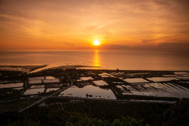 Tayland, Tayland, Hua Hin 'de Prachuap Khiri Khan ilindeki Sam Roi Yot Milli Parkı' ndaki Khao Daeng köyündeki manzara ve manzara, Kasım 2022