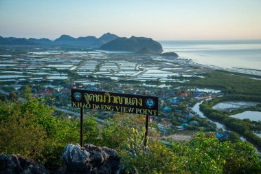 Tayland, Tayland, Hua Hin 'de Prachuap Khiri Khan ilindeki Sam Roi Yot Milli Parkı' ndaki Khao Daeng köyündeki manzara ve manzara, Kasım 2022