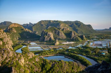 Tayland, Tayland, Hua Hin 'de Prachuap Khiri Khan ilindeki Sam Roi Yot Milli Parkı' ndaki Khao Daeng köyündeki manzara ve manzara, Kasım 2022