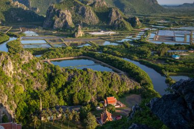 Tayland, Tayland, Hua Hin 'de Prachuap Khiri Khan ilindeki Sam Roi Yot Milli Parkı' ndaki Khao Daeng köyündeki manzara ve manzara, Kasım 2022