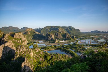 Tayland, Tayland, Hua Hin 'de Prachuap Khiri Khan ilindeki Sam Roi Yot Milli Parkı' ndaki Khao Daeng köyündeki manzara ve manzara, Kasım 2022