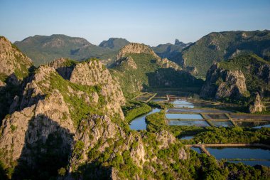 Tayland, Tayland, Hua Hin 'de Prachuap Khiri Khan ilindeki Sam Roi Yot Milli Parkı' ndaki Khao Daeng köyündeki manzara ve manzara, Kasım 2022