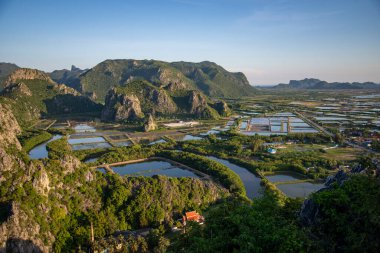 Tayland, Tayland, Hua Hin 'de Prachuap Khiri Khan ilindeki Sam Roi Yot Milli Parkı' ndaki Khao Daeng köyündeki manzara ve manzara, Kasım 2022