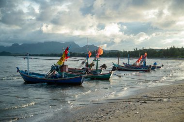 Balıkçı tekneleri Pak Nam Pran 'da ve Pranburi kasabası yakınlarındaki sahilde ve Tayland' da Prachuap Khiri Khan şehrinde Hua Hin şehrinde, Aralık 2022