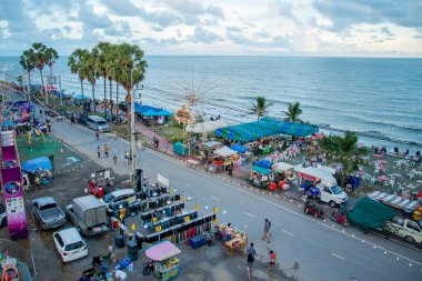 Tayland, Tayland, Hua Hin, Aralık 2022 'de Pak Nam Pran Sahili' ndeki Pranburi ve Prachuap Khiri Han 'daki Hua Hin şehri yakınlarındaki bir alışveriş ve yemek festivalinin manzarası.