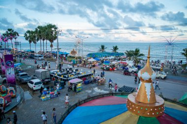 Tayland, Tayland, Hua Hin, Aralık 2022 'de Pak Nam Pran Sahili' ndeki Pranburi ve Prachuap Khiri Han 'daki Hua Hin şehri yakınlarındaki bir alışveriş ve yemek festivalinin manzarası.