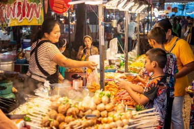 Tayland 'da Pak Nam Pran Plajı' ndaki bir alışveriş ve yemek festivalinde Pranburi ve Tayland 'da Prachuap Khiri Khan şehrindeki Hua Hin şehri yakınlarında, Aralık 2022