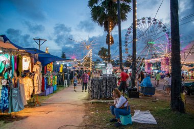 Pranburi kasabası yakınlarındaki Pak Nam Pran Plajı 'nda dönme dolabı olan bir alışveriş ve yemek festivali ve Tayland' daki Prachuap Khiri Khan şehrinde Hua Hin şehri, Aralık 2022