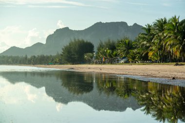 Tayland, Tayland, Hua Hin 'de Prachuap Khiri Han' daki Hat Sam Roi Yot 'un Yunus Koyu' ndaki sahili ve sahili, Aralık 2022