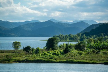 Pran Buri Barajı 'ndaki Peyzaj ve Doğa ya da Pranburi yakınlarındaki Mae Nam Pran Buri Tayland, Tayland, Hua Hin, Aralık 2022