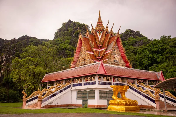 Świątynia Wat Khao Daeng Wiosce Khao Daeng Kapeluszu Sam Roi — Zdjęcie stockowe