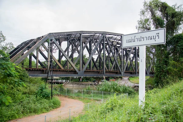 Tayland, Tayland, Hua Hin 'deki Prachuap Khiri Khan ilindeki Pranburi kasabasındaki Khlong Pranburi Nehri üzerindeki Kara Köprü, Aralık 2022