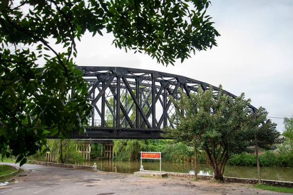 泰国Prachuap Khiri Khan省Pranburi镇Khlong Pranburi河上的黑桥 2022年12月 — 图库照片