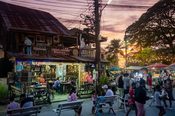 Cumartesi Marketi, Tayland 'ın Prachuap Khiri Khan ilindeki Pranburi Eski Kasabası' nın yürüyen caddesi, Hua Hin, Aralık 2022