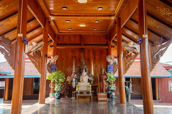 Ξύλινος Ναός Και Wat Sam Roi Yot Κοντά Στο Χωριό — Φωτογραφία Αρχείου