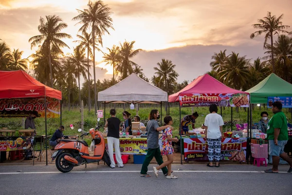 Tayland 'da Pak Nam Pran Plajı' nda bir gece pazarı Tayland 'da Prachuap Khiri Khan kasabası, Hua Hin, Kasım 2022