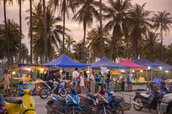 Tayland 'da Pak Nam Pran Plajı' nda bir gece pazarı Tayland 'da Prachuap Khiri Khan kasabası, Hua Hin, Kasım 2022