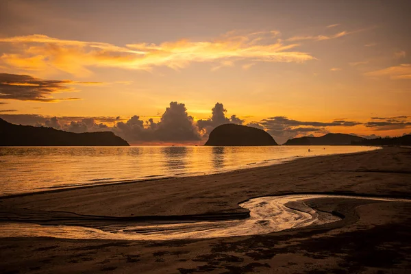 Prachuap Khiri Khan, Tayland 'da, Hua Hin, Aralık 2022' de Dolphin Körfezi 'nde, Prachuap Khiri Han' ın manzarası ve Dolphin Körfezi 'nde bir sabah.