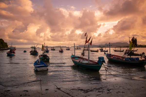 Balıkçı tekneleri Pak Nam Pran 'da ve Pranburi kasabası yakınlarındaki sahilde ve Tayland' da Prachuap Khiri Khan şehrinde Hua Hin şehrinde, Aralık 2022