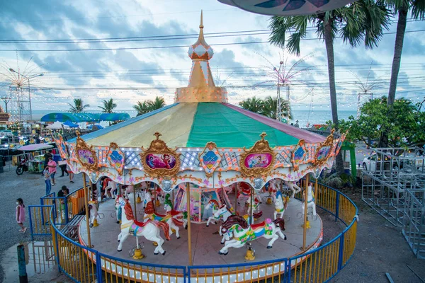 2022年12月 在泰国普朗布里市附近的白南普林海滩和普拉克基里汗省华欣市举行的购物和就餐节上 带着摩天轮 — 图库照片