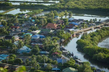 Tayland, Tayland, Hua Hin 'de Prachuap Khiri Khan ilindeki Sam Roi Yot Milli Parkı' ndaki Khao Daeng köyündeki manzara ve manzara, Kasım 2022