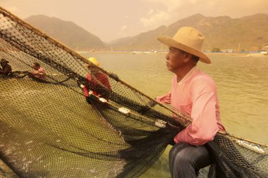 Tayland, Tayland 'da Prachuap Khiri Han' daki Sam Roi Yot Milli Parkı 'ndaki Khao Daeng Köyü yakınlarındaki Karides Çiftliği' nden yeni karides kazananlar, Mart 2010
