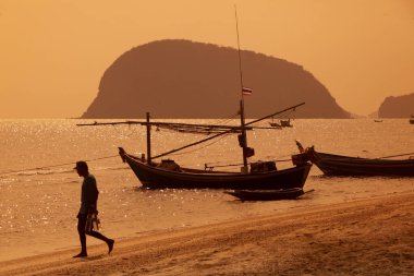 Tayland, Hua Hin, Mart 2010 'da Tayland' da Prachuap Khiri Han 'daki Hat Sam Roi Yot' da Yunus Koyu 'nda ve Sahilde balıkçı teknesi