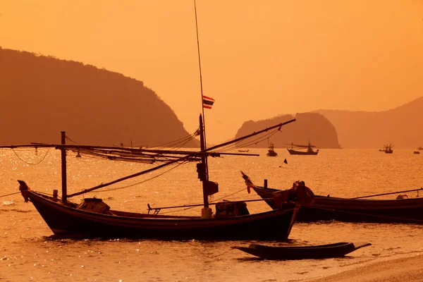 2010年3月 泰国Prachuap Khiri Khan省Hat Sam Roi Yot海豚湾海滩和海岸景观中的渔船 泰国华欣 — 图库照片