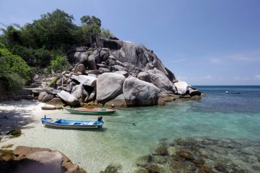 Tayland 'ın Surat Thani ilindeki Ko Tao Adası' ndaki Sairee Köyü 'nde küçük bir körfez, sahil ve peyzaj, Ko Tao, Mart 2010