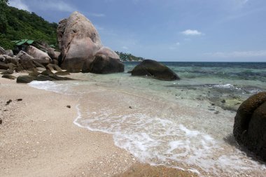 Tayland 'ın Surat Thani ilindeki Ko Tao Adası' ndaki Sairee Köyü 'nde küçük bir körfez, sahil ve peyzaj, Ko Tao, Mart 2010