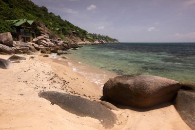 Tayland 'ın Surat Thani ilindeki Ko Tao Adası' ndaki Sairee Köyü 'nde küçük bir körfez, sahil ve peyzaj, Ko Tao, Mart 2010